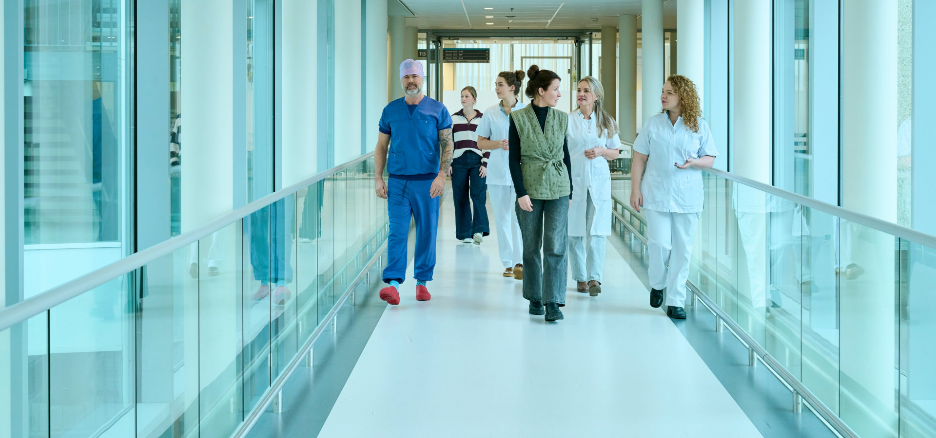Personeel loopt over de gang van het ziekenhuis