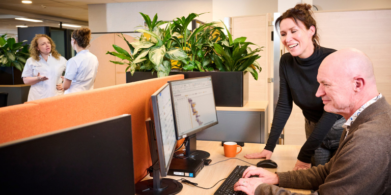 Kantoorpersoneel in het ziekenhuis aan het werk 